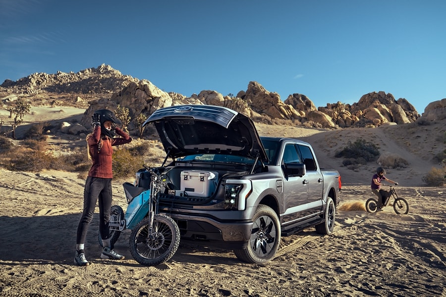 Une personne charge un vélo électrique avec un Ford F 1 50 Lightning
